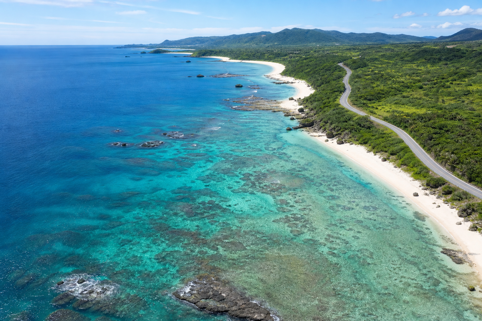 沖縄の宮古ブルーの海岸線
